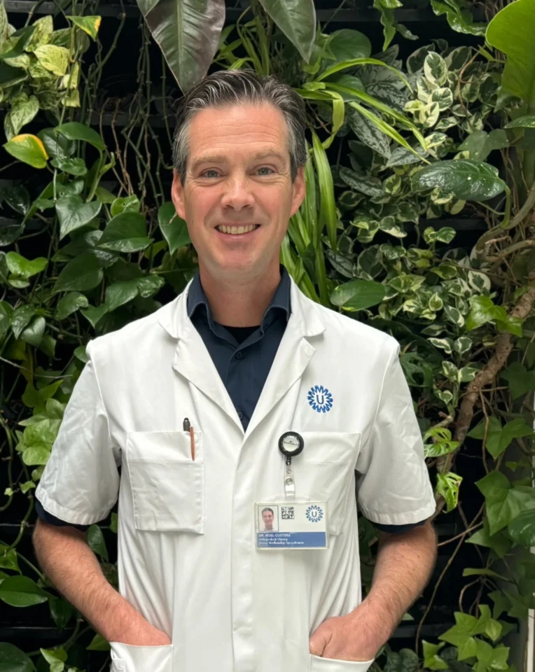 Dr. Roel Custers